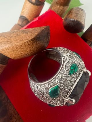 Anillo grande con piedra negra y detalles verdes