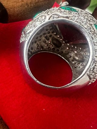 Anillo grande con piedra negra y detalles verdes