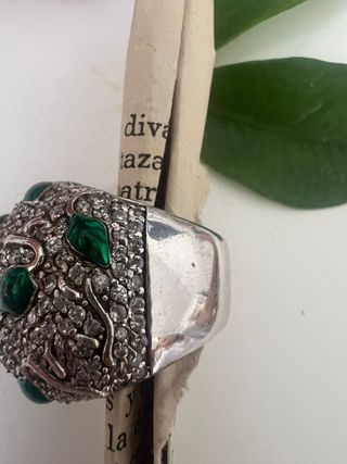 Anillo grande con piedra negra y detalles verdes