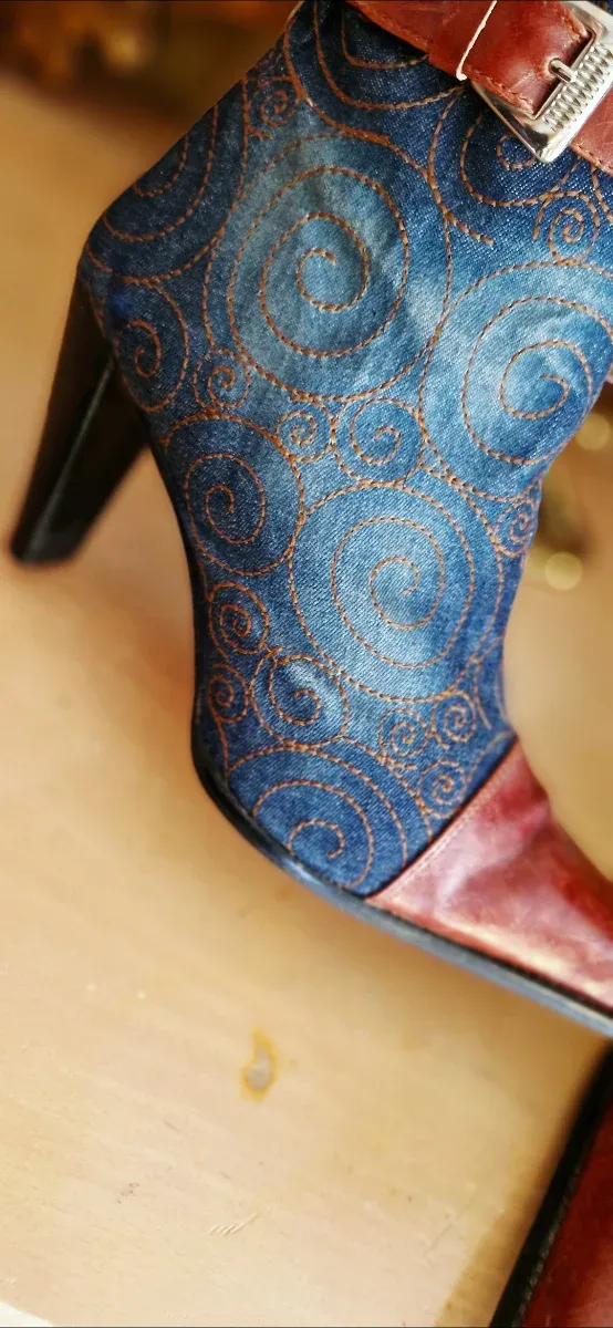 Botas de couro estilo campestre azuis e castanhas