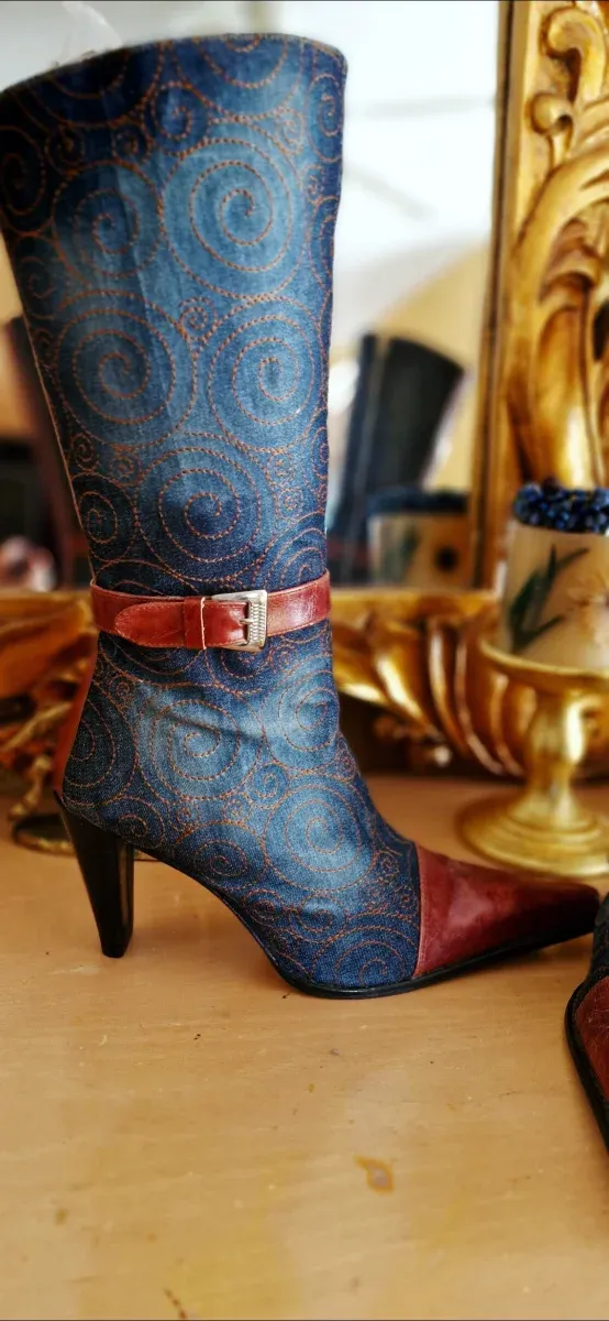 Botas de couro estilo campestre azuis e castanhas