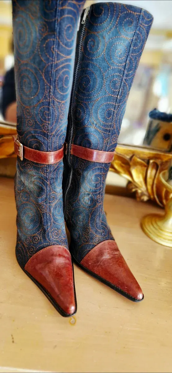 Botas de couro estilo campestre azuis e castanhas