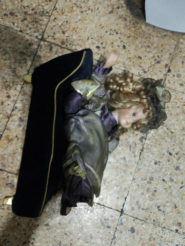 Muñeca musical con 12 nanas