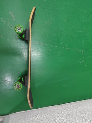 Monopatín Oxelo Skateboards. Diseño: perro