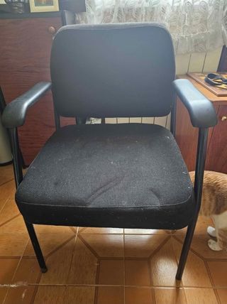 Silla acolchonada negra