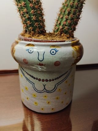 Cactus artificial con flor en maceta decorada