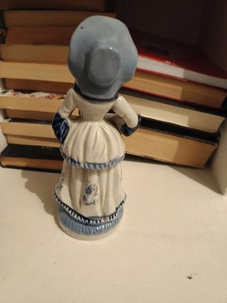 Figura de mujer con sombrero azul