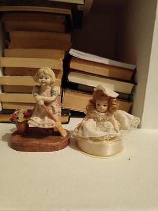 Figuras de dos niñas