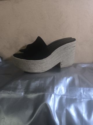 Sandalia de cuña alta para mujer