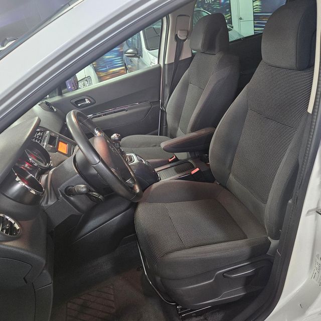 PEUGEOT 5008 Style 1.6 VTi 120