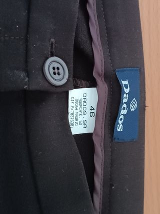 Pantalon marrón de vestir.