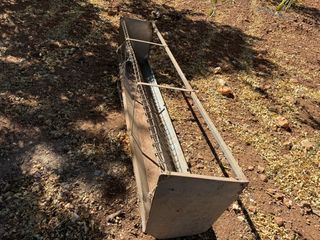 Comedero de pared para ovejas/cabras