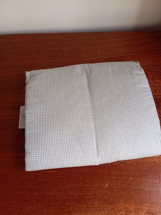 Cambiador de bebé a cuadros