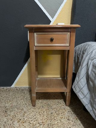Mesita de noche de madera