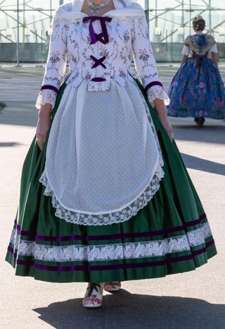 Traje a la antiga de fallera