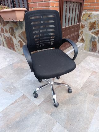 Silla de escritorio negra y plateada.