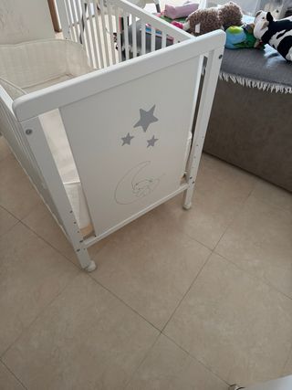 Cuna de bebé blanca con estrellas