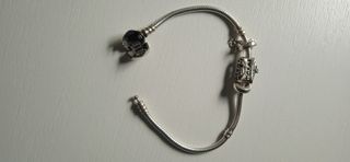 Pulsera Pandora Plata con un charm.