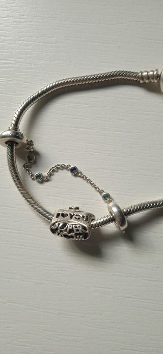 Pulsera Pandora Plata con un charm.