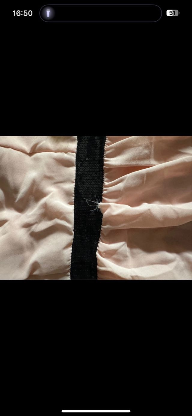 Vestido rosa con detalles negros y lentejuelas.