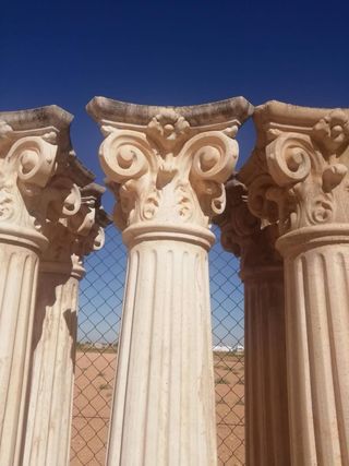 Colonne, lavabo, panche in pietra per esterni,