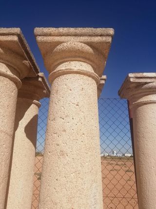 Colonne, lavabo, panche in pietra per esterni,