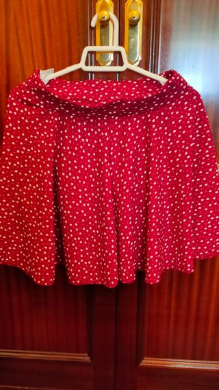 Falda roja con estampado de corazones