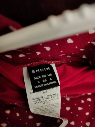 Falda roja con estampado de corazones
