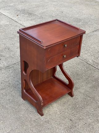 Mesita de noche antigua de madera