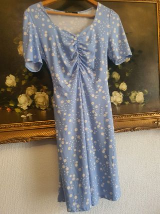 Vestido azul con lunares blancos