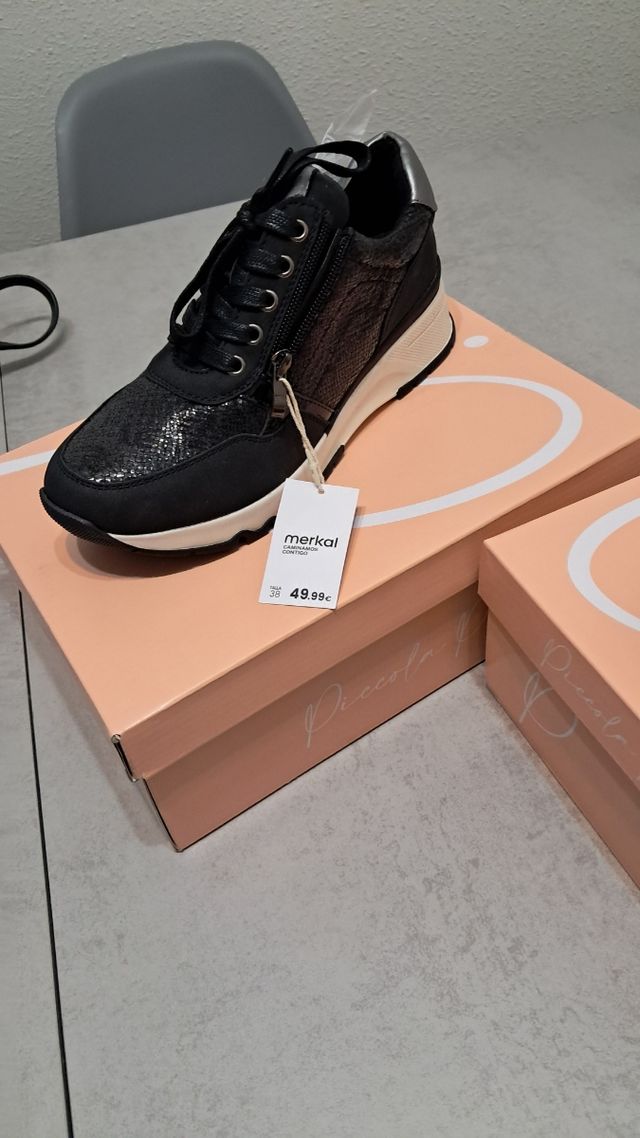 Zapatillas Merkal Beige y Negras