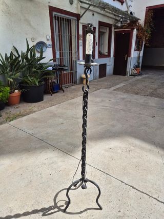 Candelabro de pie antiguo metal en perfecto estado