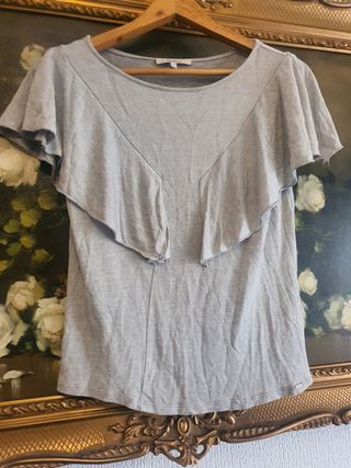 Blusa gris con volantes