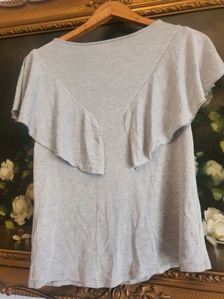 Blusa gris con volantes