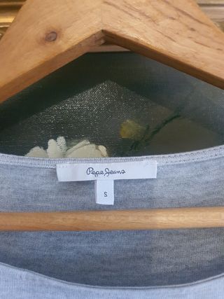 Blusa gris con volantes