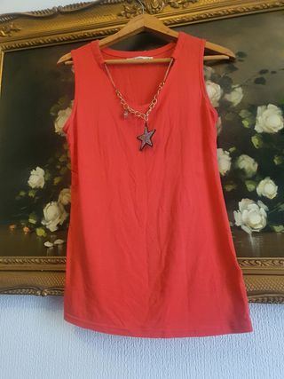 Camiseta tirantes roja con collar