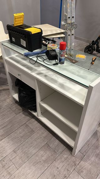 Mostrador blanco con cristal