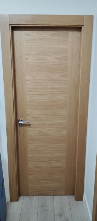 Puertas lisas de madera.