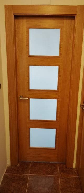 Puertas lisas de madera.