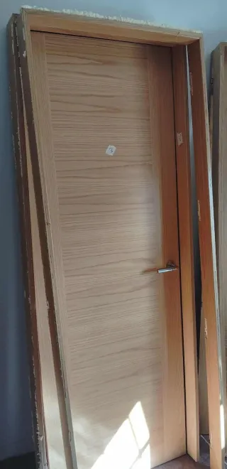 Puertas lisas de madera.