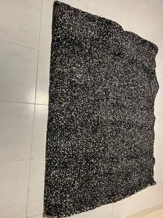 Alfombra negra y blanca casi nueva