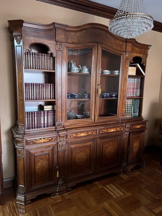 Mueble de madera con vitrina y libros