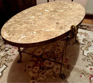 Mesa de centro ovalada de mármol y metal