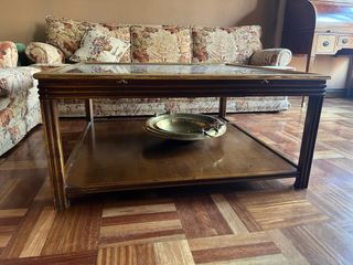 Mesa de centro de madera con tapa de cristal