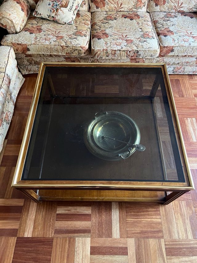 Mesa de centro de madera con tapa de cristal
