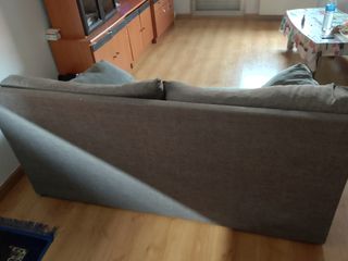 Sofá gris de tela