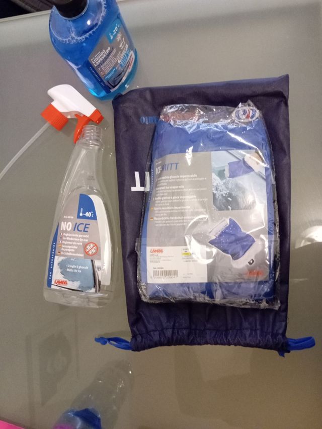 Winter kit con liquido e guanto raschia ghiaccio