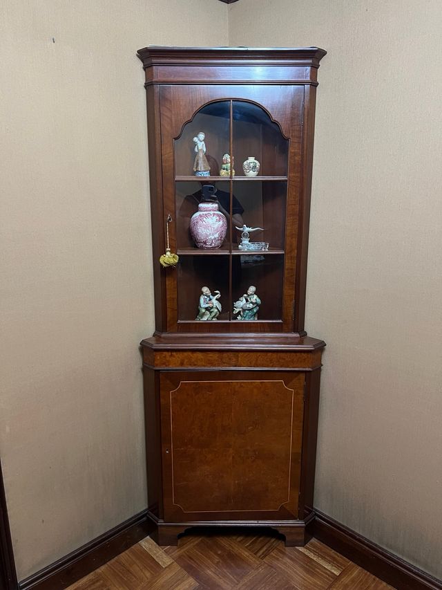 Esquinero de cristal y madera