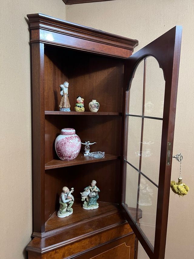 Esquinero de cristal y madera