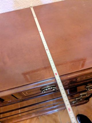 Mesilla y cómoda de madera